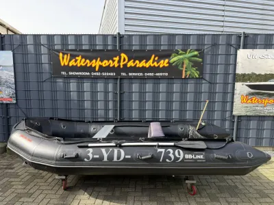 Opblaasbare rubberboot op rolwagen bij hek