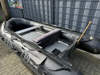 zwarte rubberboot op kade