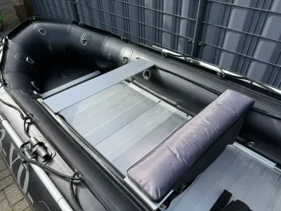 zwart rubberboot met aluminium vloer