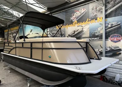 pontonboot in showroom met bimini