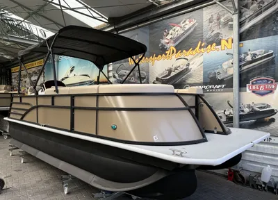 pontoonboot in showroom