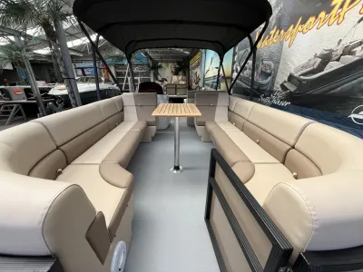 interieur pontoonboot met zitbanken en tafel