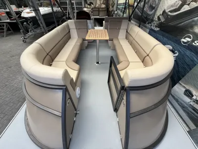 pontoonboot interieur met zitbanken