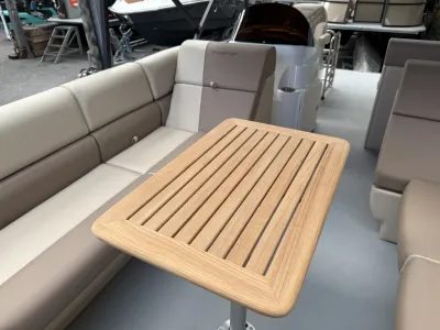bootinterieur met tafel en zitbanken