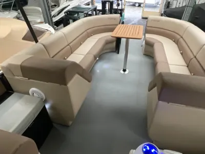 Interieur van ponton met zitbank en tafel