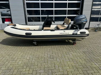 rubberboot op aanhanger voor gebouw