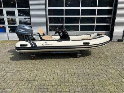 rubberboot op transportkar voor loodsdeur