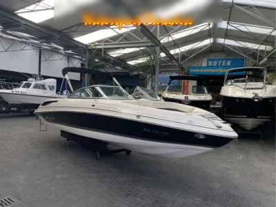 motorboot in binnenstalling