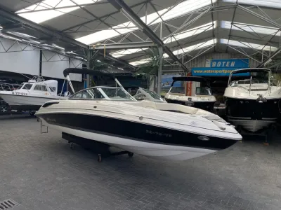 Sportboot in overdekte showroom