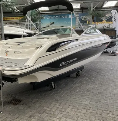sportboot in binnenshowroom