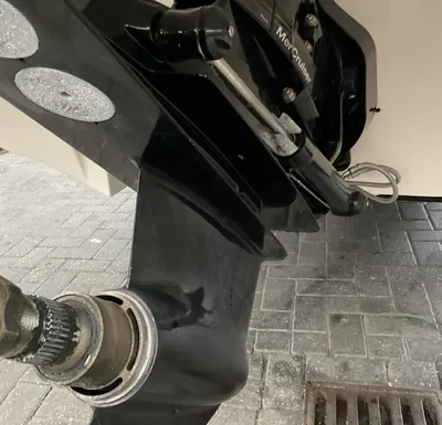 detail van buitenboord-sterndrive en as