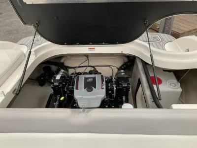 Open motorruimte van een sportboot