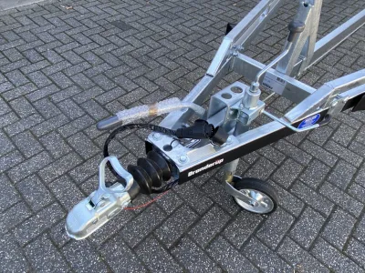 voorkant trailerkoppeling op bestrating