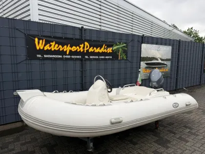 witte opblaasbare rib op trailer
