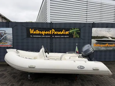 witte ribboot op aanhanger bij showroom