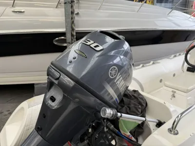 buitenboordmotor op rubberboot