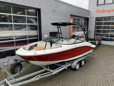 speedboot op trailer bij bedrijfspand