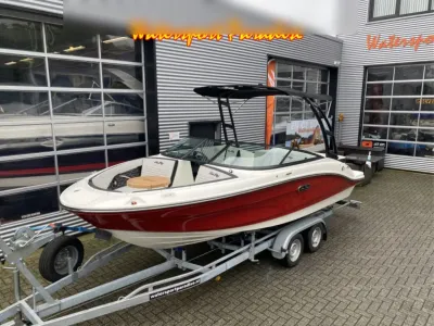 speedboot op trailer bij showroom