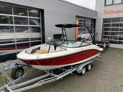 speedboot op trailer voor bedrijfsgebouw