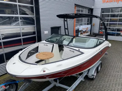 snelboot op trailer bij bedrijfsgebouw