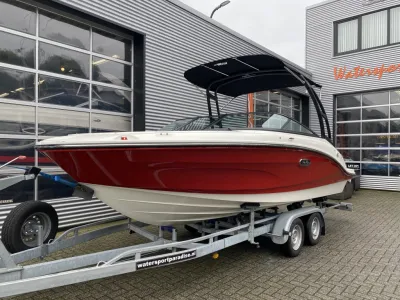 rood-witte speedboot op trailer bij gebouw