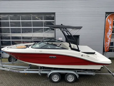 speedboot op trailer bij gebouw