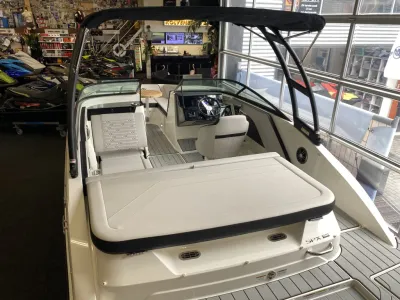 binnenkant en achterdek van speedboot in showroom