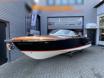 motorboot buiten voor showroom