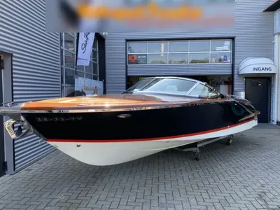 motorboot buiten voor showroom