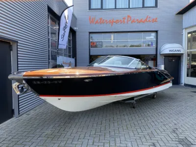 klassieke motorboot op aanhanger bij gebouw