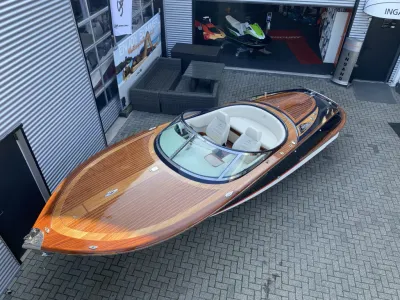 motorboot met houten dek bij showroom