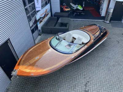 houten motorboot op stenen oprit bij winkelpand