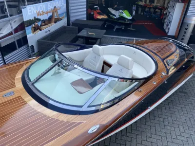 motorboot met houten dek en wit interieur