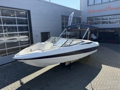 bowrider geparkeerd voor watersportshowroom