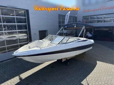 bowrider geparkeerd voor watersportshowroom