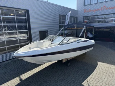 Bowrider op bok bij watersportshowroom