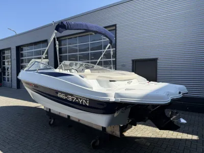 bowrider op parkeerplaats voor bedrijfspand