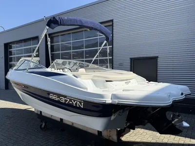 boot buiten bij een bedrijfsgebouw