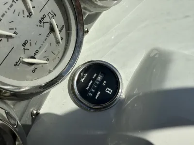 close-up instrumentenpaneel met uurmeter