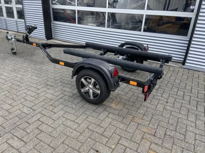 jetskitrailer op parkeerplaats