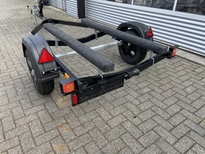 jetskitrailer op parkeerplaats