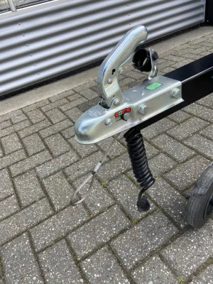 Aanhangwagen koppelstuk en dissel op klinkers