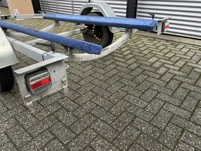 deel van boottrailer op bestrating