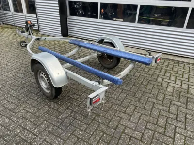 gegalvaniseerde boottrailer op parkeerplaats