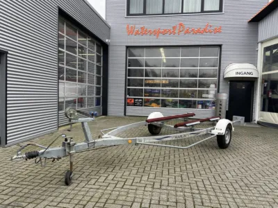 boottrailer geparkeerd voor bedrijfsgebouw