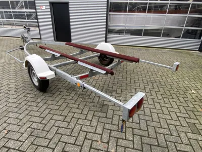 boottrailer op geplaveide ondergrond