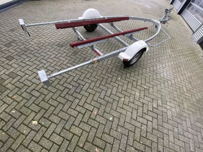 boottrailer op verhard parkeerterrein