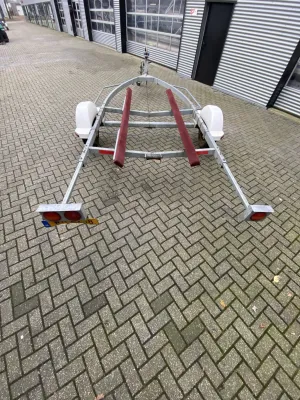 aanhanger voor boot op parkeerplaats