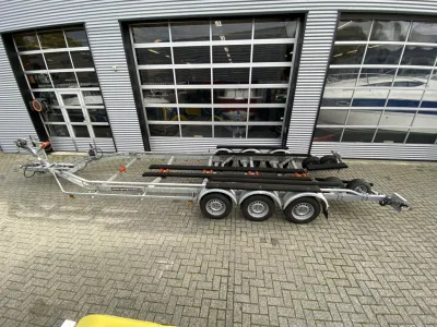 drie-asser boottrailer bij bedrijfsgebouw