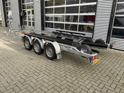 drieassige trailer op parkeerplaats